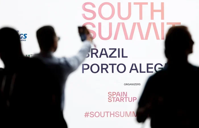 A quinta edição do South Summit Brazil teve início nesta quarta-feira (25) no Cais Mauá, em Porto Alegre, marcada por uma movimentação intensa de público e fluidez nos acessos.
