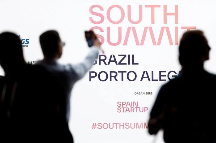 A quinta edição do South Summit Brazil teve início nesta quarta-feira (25) no Cais Mauá, em Porto Alegre, marcada por uma movimentação intensa de público e fluidez nos acessos.